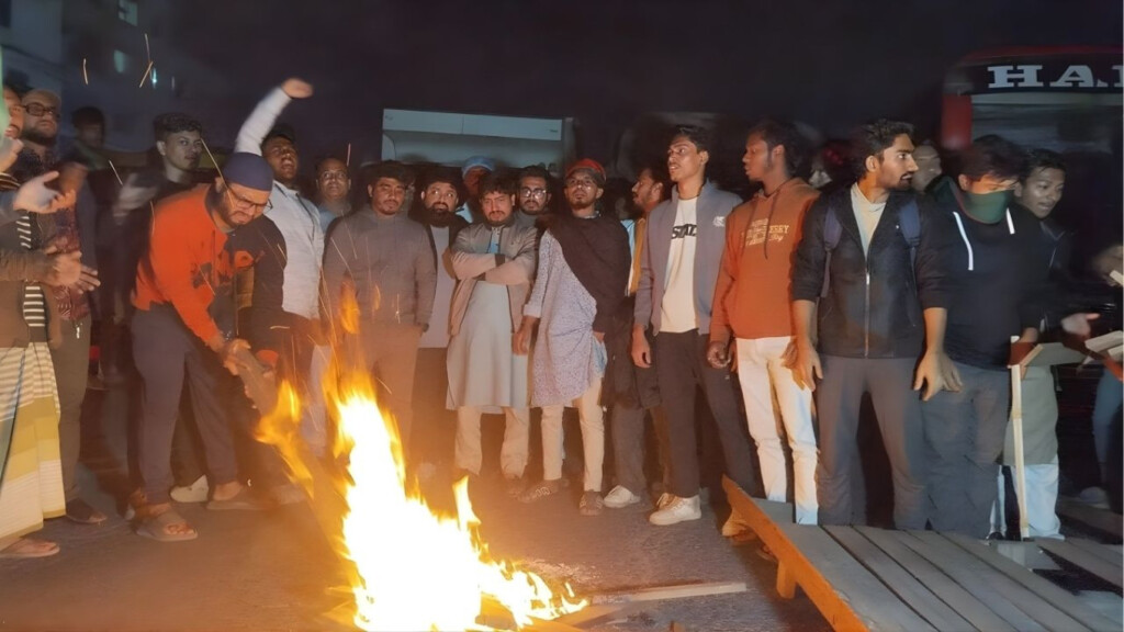 protesters block dhakamymensingh highway over hadis death Protesters Block Dhaka–Mymensingh Highway Over Hadi’s Death