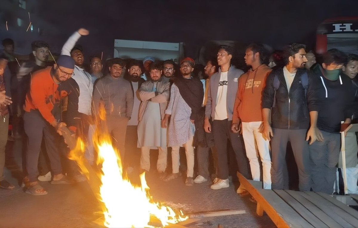 Protesters Block Dhaka–Mymensingh Highway Over Hadi’s Death