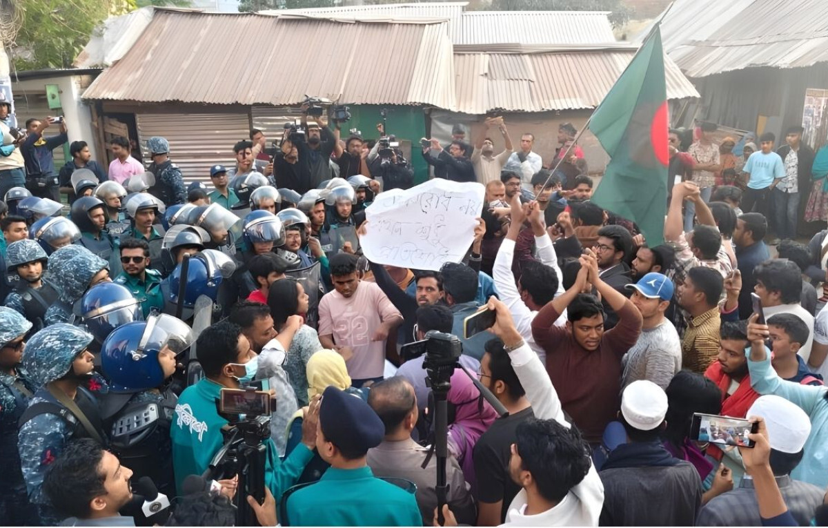 Protesters Breach Barricades Outside Indian Assistant High Commission