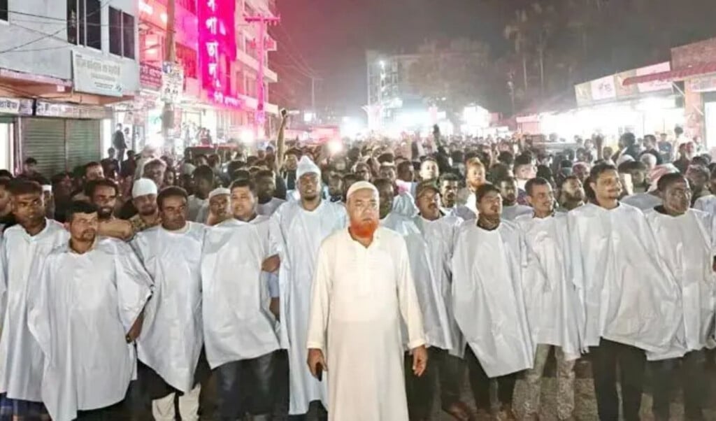 protesters in nangalkot wear burial shrouds demanding bnp nomination change Protesters in Nangalkot Wear Burial Shrouds Demanding BNP Nomination Change