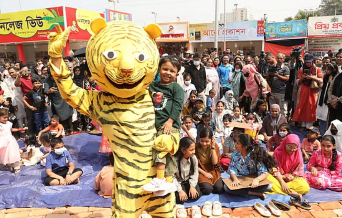 Puppets Enchant Children as Book Fair Opens