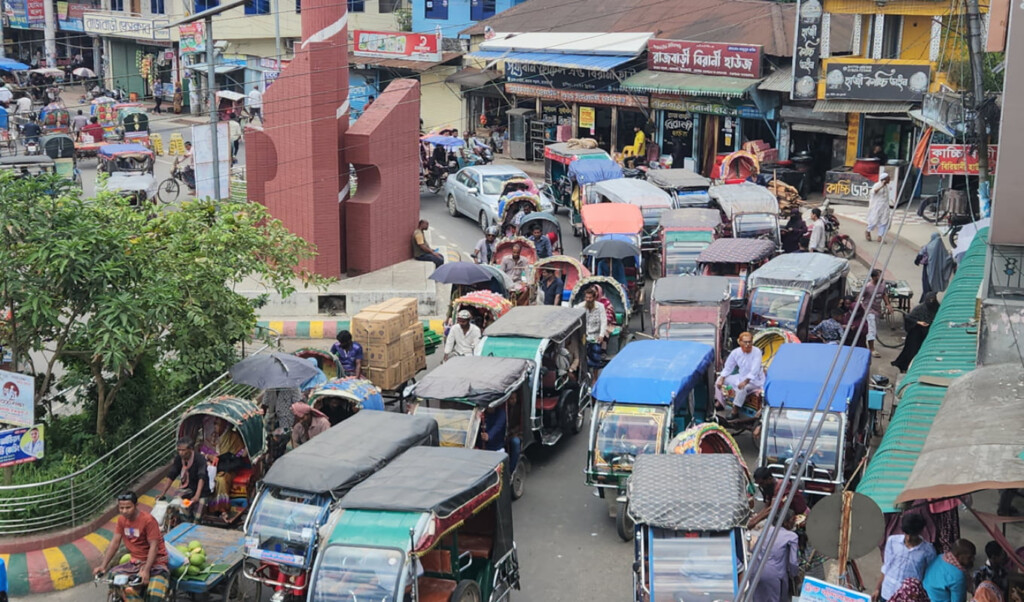 rajbari faces rising traffic perils from e bikes and auto rickshaws Rajbari Faces Rising Traffic Perils from E-Bikes and Auto Rickshaws