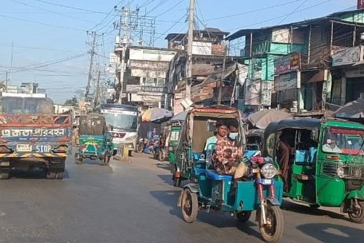 Road blockade lifted after three hours on Chattogram-Cox’s Bazar highway
