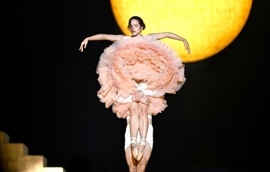 Rosalía Premieres ‘LUX’ Songs on World Tour 2 rosala premieres lux songs on world tour Rosalía Premieres ‘LUX’ Songs on World Tour