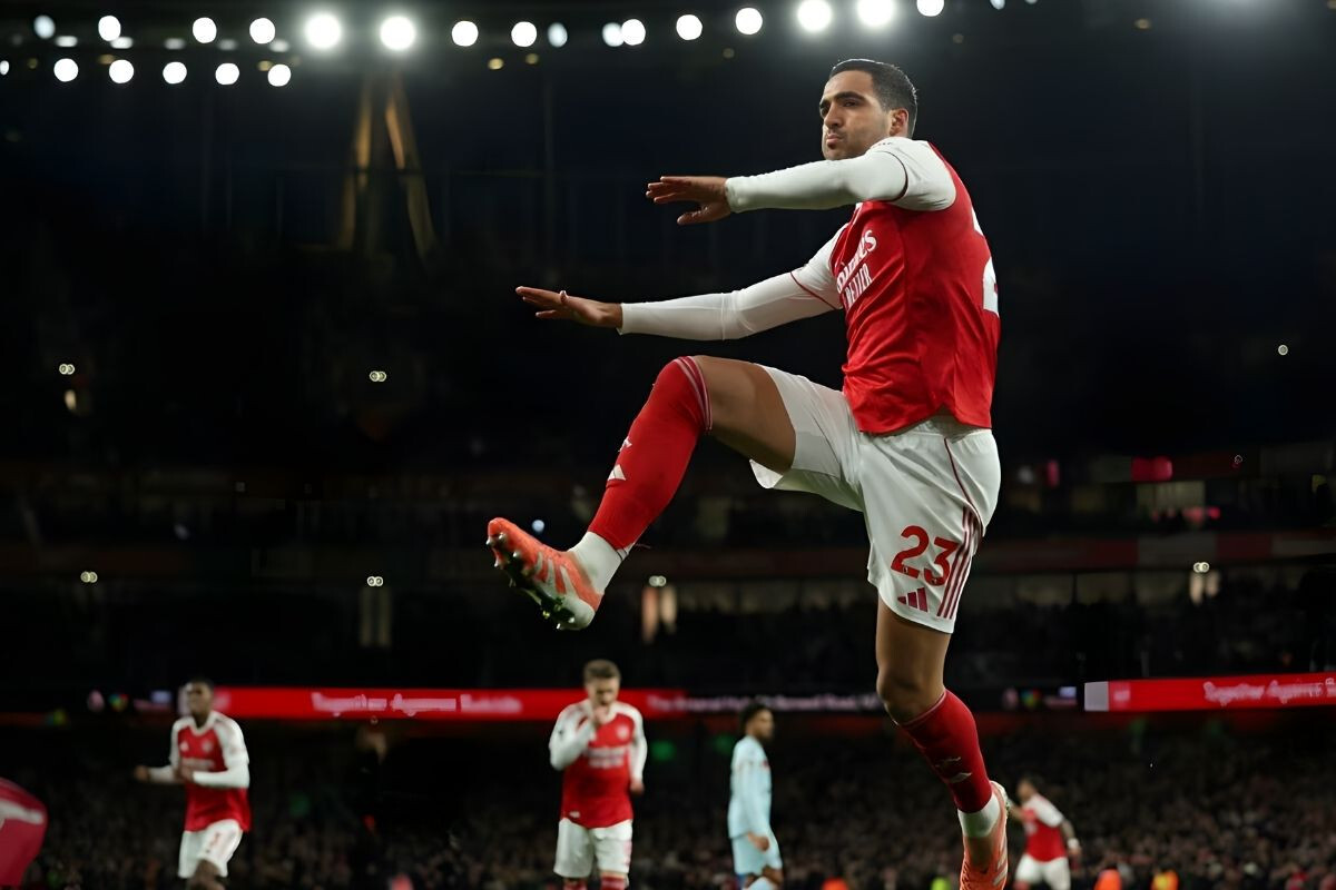 Saka Strikes Again as Arsenal Extend Lead!