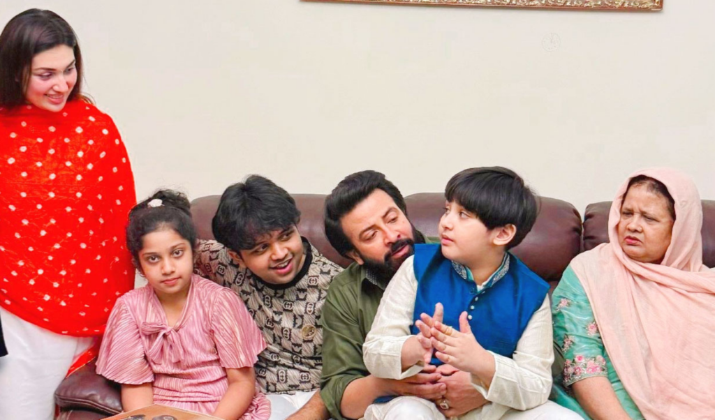 shakib khan and apu biswas celebrate sons 10th birthday together video goes viral Shakib Khan and Apu Biswas Celebrate Son’s 10th Birthday Together, Video Goes Viral