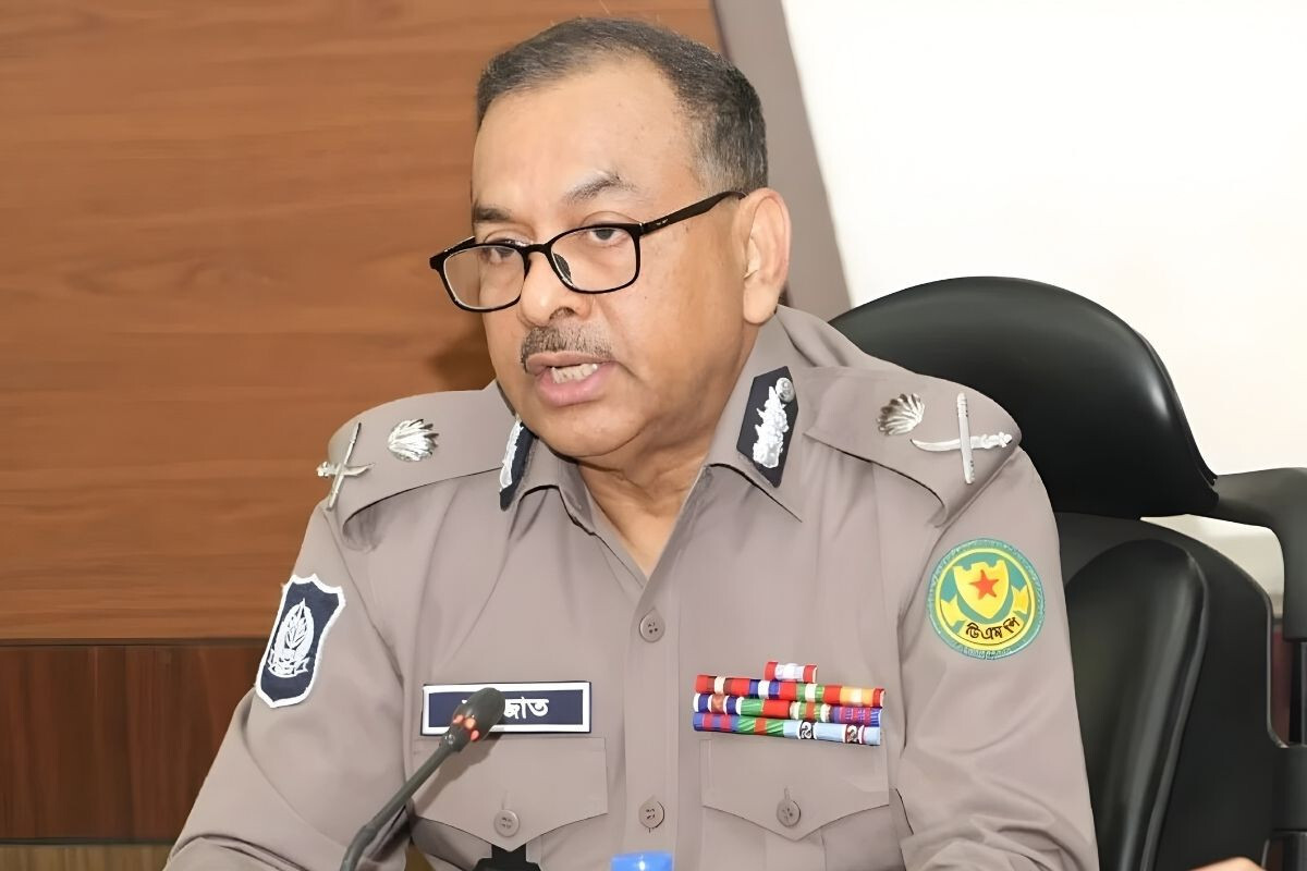 Sixteen Police Injured During Dhaka Protests