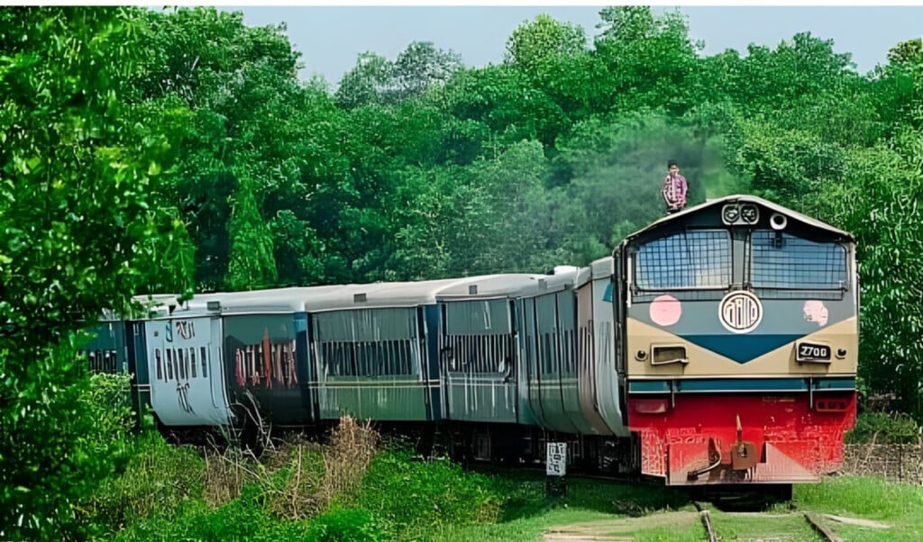 student injured in stone throwing incident on chittagong university shuttle train Student Injured in Stone-Throwing Incident on Chittagong University Shuttle Train