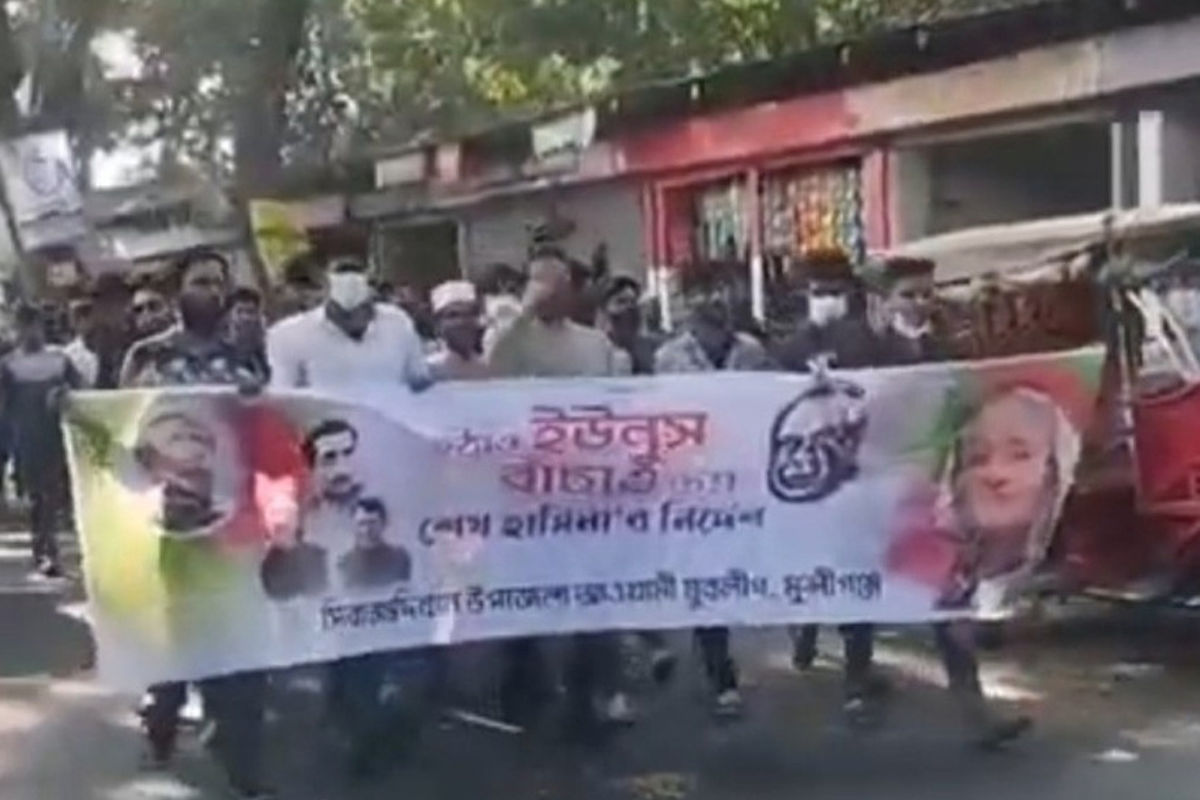 Student League and Youth League Procession in Front of Police in Broad Daylight