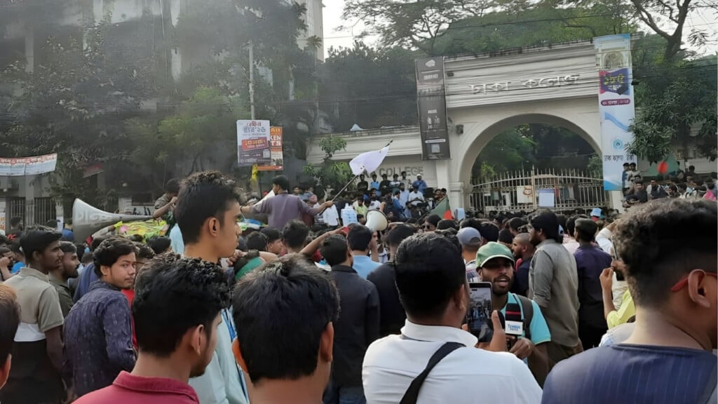 students block mirpur road as seven colleges demand university ordinance Students Block Mirpur Road as Seven Colleges Demand University Ordinance