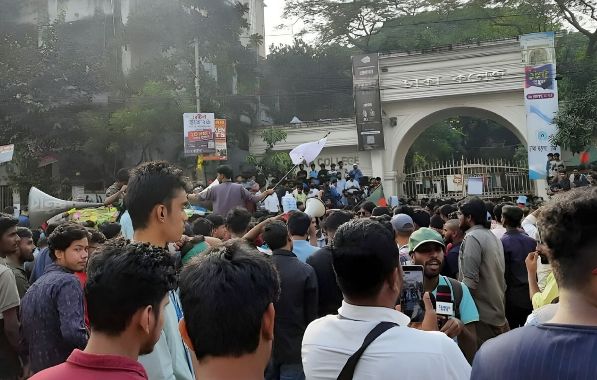 Students Block Mirpur Road as Seven Colleges Demand University Ordinance