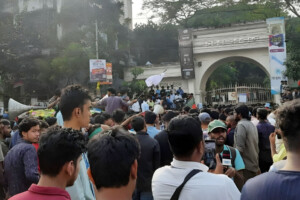 Students Block Mirpur Road as Seven Colleges Demand University Ordinance