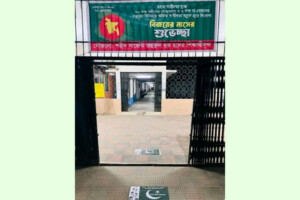 Students Walk Over Pakistan’s Flag at DU