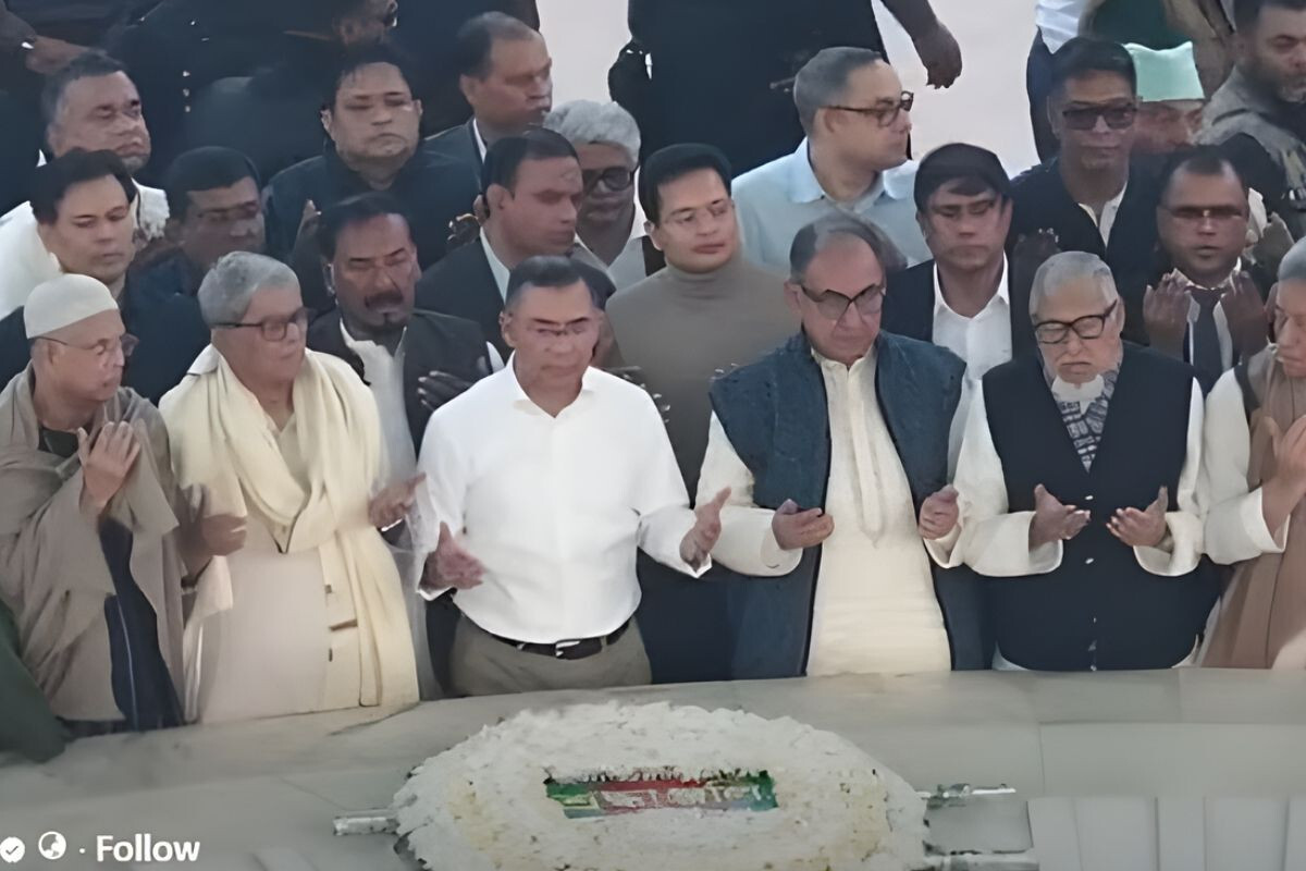 Tarique Rahman visited his father’s grave.