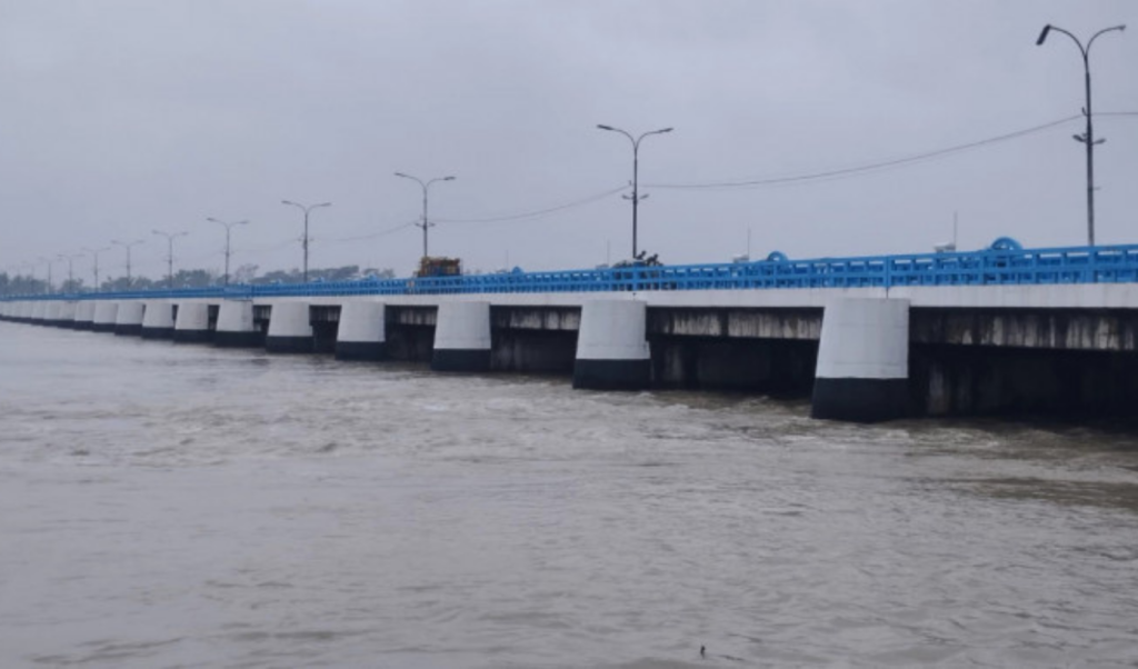 teesta river surpasses danger level all 44 barrage gates opened Teesta River Surpasses Danger Level, All 44 Barrage Gates Opened