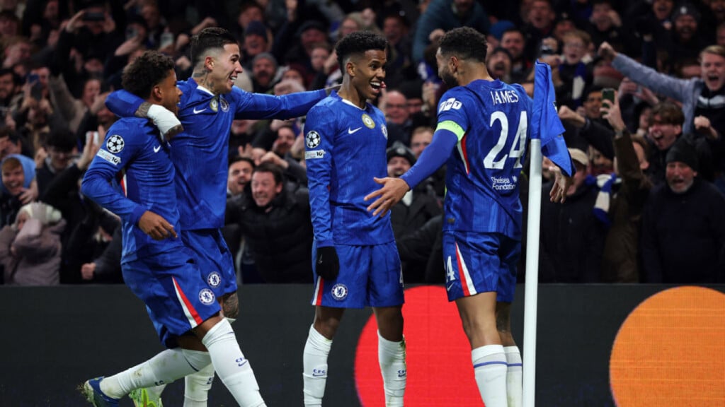 ten man chelsea hold arsenal to stalemate Ten-Man Chelsea Hold Arsenal to Stalemate