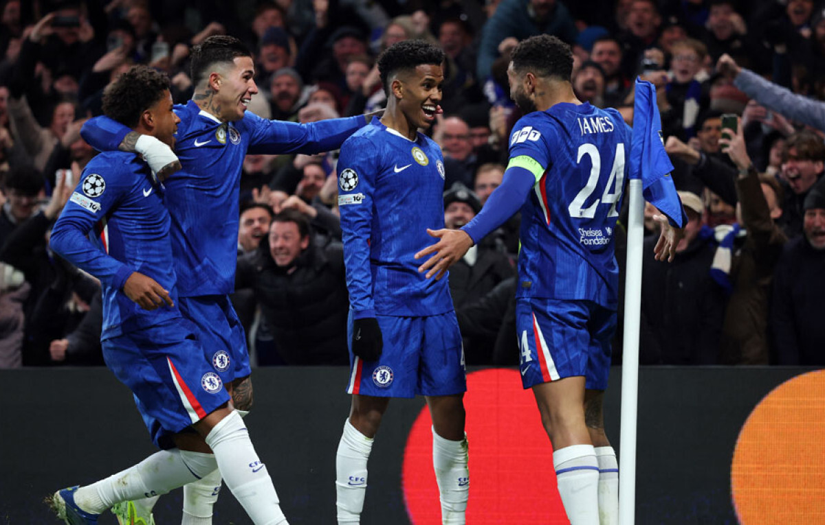Ten-Man Chelsea Hold Arsenal to Stalemate