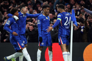 Ten-Man Chelsea Hold Arsenal to Stalemate