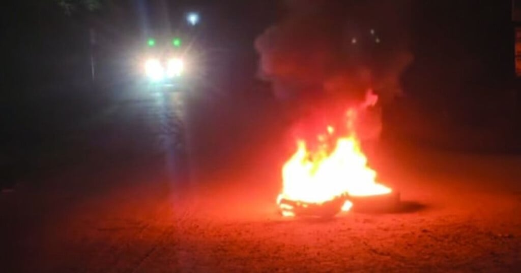 tension in barguna as student league activists set tyres alight to block highway Tension in Barguna as Student League activists set tyres alight to block highway