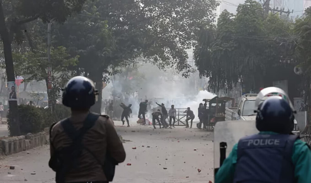 Tensions Erupt Between Traders and Police in Dhaka 2 tensions erupt between traders and police in dhaka Tensions Erupt Between Traders and Police in Dhaka