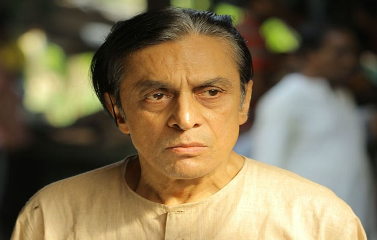 The actor Shubhashish is in love with a girl much younger than him.