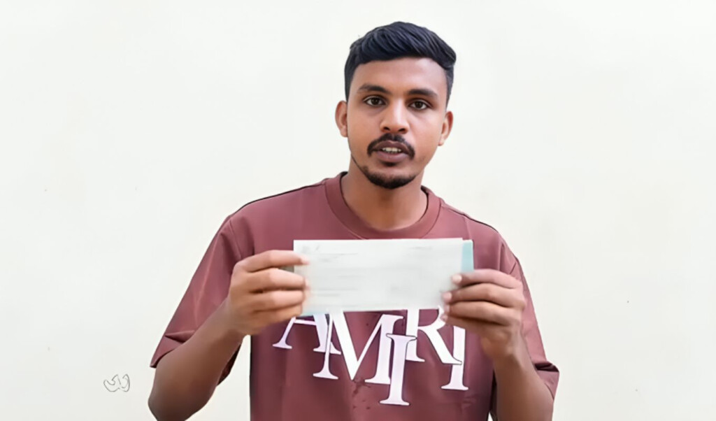 the bank gave a loan to the young man who abused using a microphone The bank gave a loan to the young man who abused using a microphone