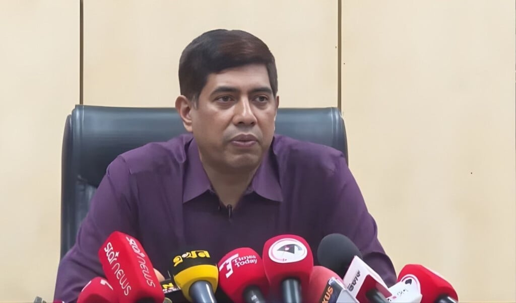 the db has reported the arrest of a bangabhaban official The DB has reported the arrest of a Bangabhaban official.