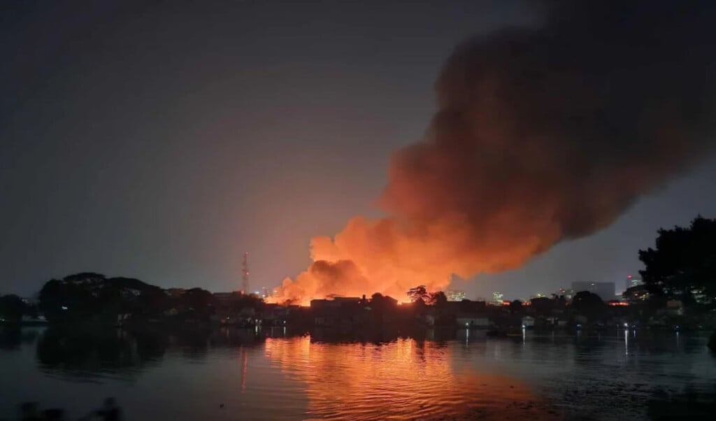 The fire at Korail slum has burnt down nearly 1,500 houses 2 the fire at korail slum has burnt down nearly 1500 houses The fire at Korail slum has burnt down nearly 1,500 houses