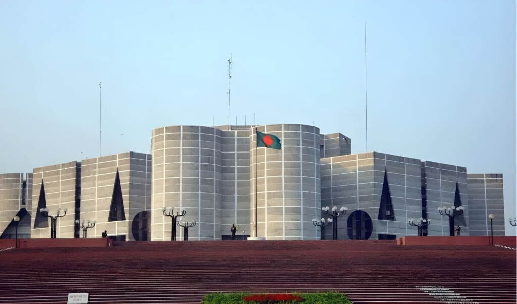 the new cabinet will be sworn in on tuesday at the south plaza of the parliament The new cabinet will be sworn in on Tuesday at the South Plaza of the Parliament