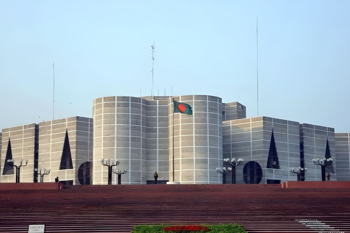 The new cabinet will be sworn in on Tuesday at the South Plaza of the Parliament