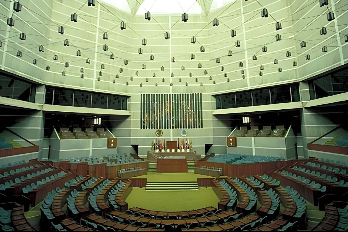 The swearing-in of new Members of Parliament will take place at 10 a.m.