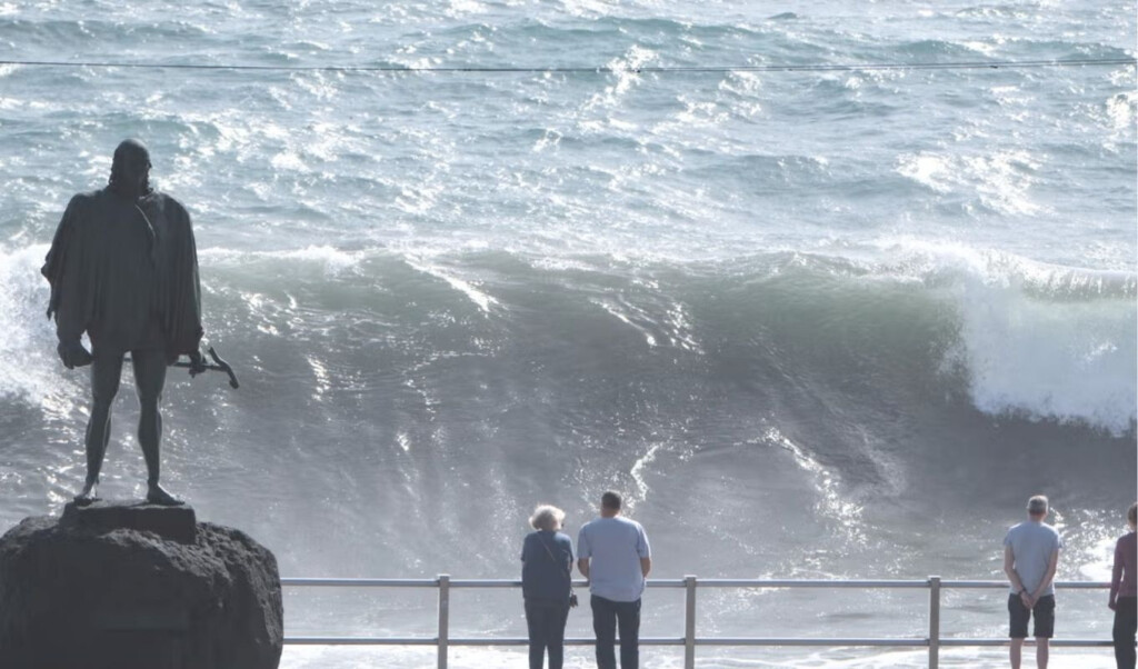 three dead as powerful waves pound spains tenerife Three Dead as Powerful Waves Pound Spain’s Tenerife