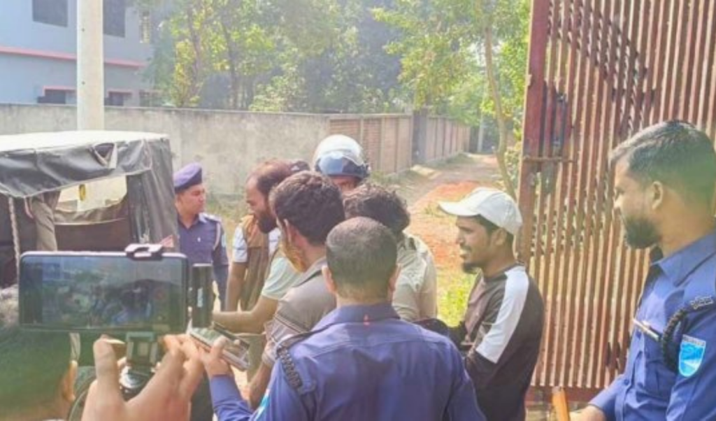 three injured in attack by tawhidi janata on followers of baul artist abul sarkar Three Injured in Attack by 'Tawhidi Janata' on Followers of Baul Artist Abul Sarkar
