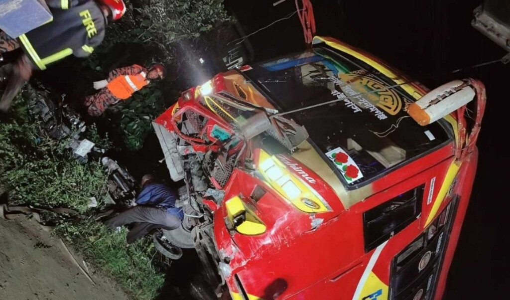 Three Killed as Bus Mows Down Auto Rickshaw 3 three killed as bus mows down auto rickshaw Three Killed as Bus Mows Down Auto Rickshaw