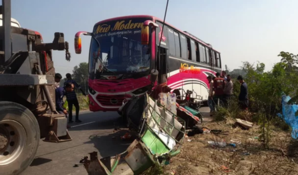 three killed in busauto rickshaw collision in faridpurs bhanga Three Killed in Bus–Auto-Rickshaw Collision in Faridpur’s Bhanga