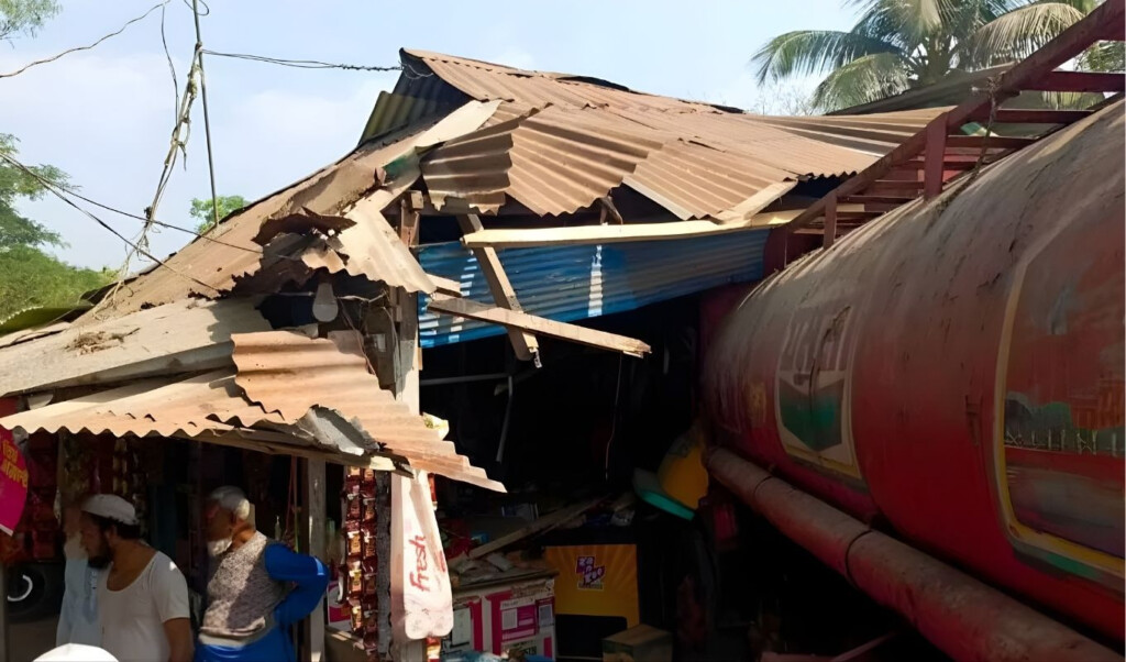 truck crashes into shop in noakhali two dead Truck Crashes into Shop in Noakhali, Two Dead