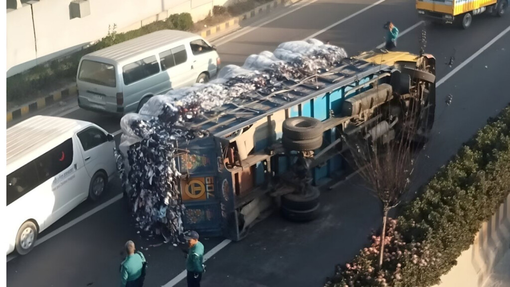 truck overturns in nikunja major traffic jam hits dhaka roads Truck Overturns in Nikunja, Major Traffic Jam Hits Dhaka Roads