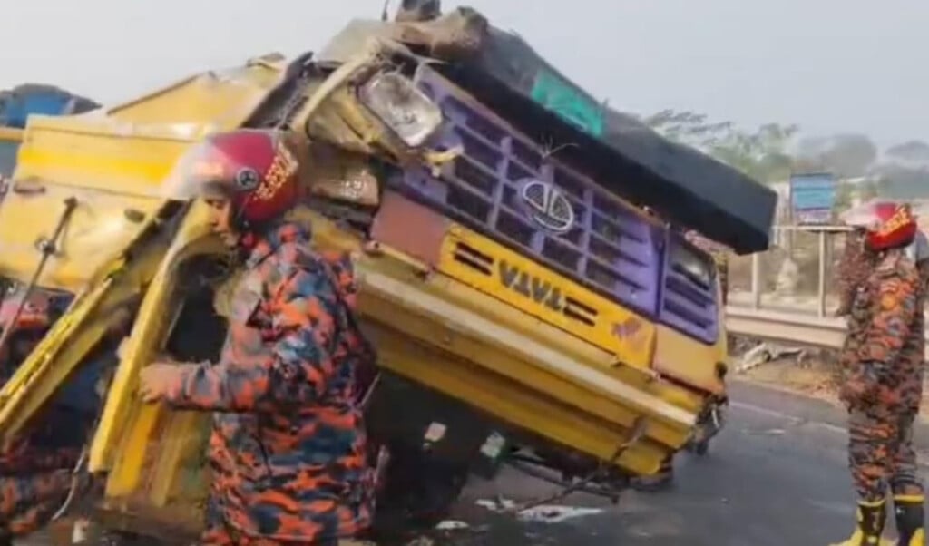 truck overturns on expressway after bus collision Truck Overturns on Expressway After Bus Collision
