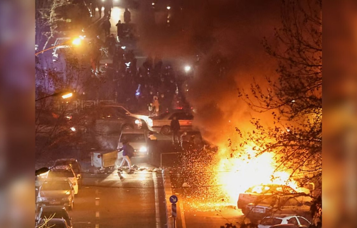 Trump Weighs Military Options Amid Rising Iranian Crisis