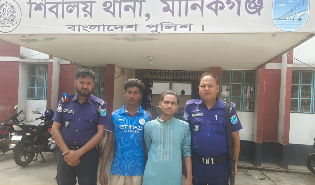 two extortionists caught at paturia ferry terminal Two Extortionists Caught at Paturia Ferry Terminal