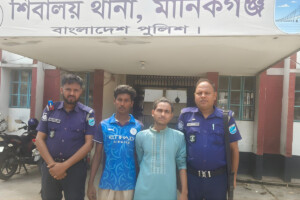Two Extortionists Caught at Paturia Ferry Terminal