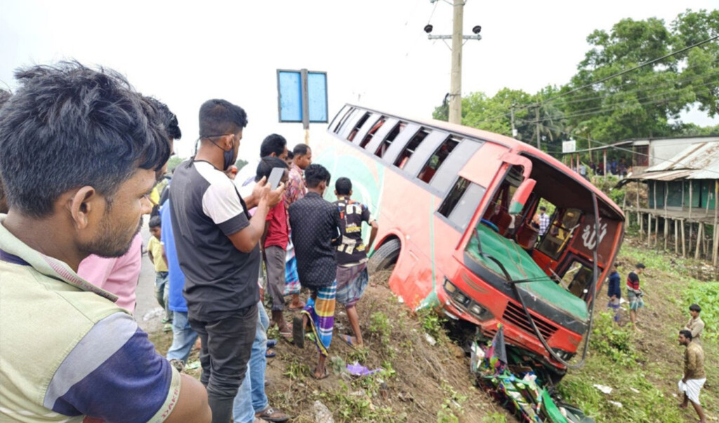 two killed dozens injured in valuka road tragedy Two Killed, Dozens Injured in Valuka Road Tragedy