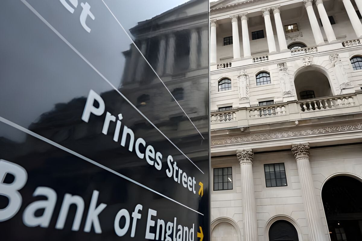 UK Construction Slows, Pound Falls Amid Political Uncertainty