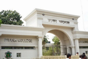 Unexpected Road Blockade by Dhaka College Students