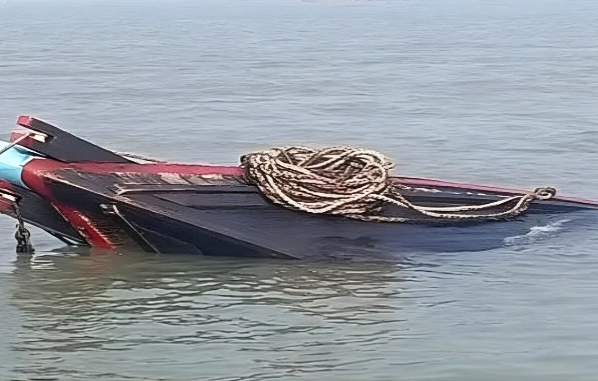 Vessel Founders Following Collision in Dense Fog