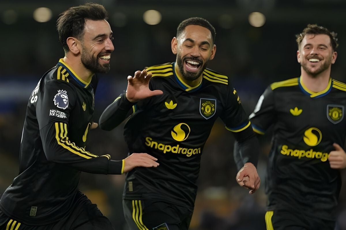 Wolves Crumble as United Record Commanding Victory