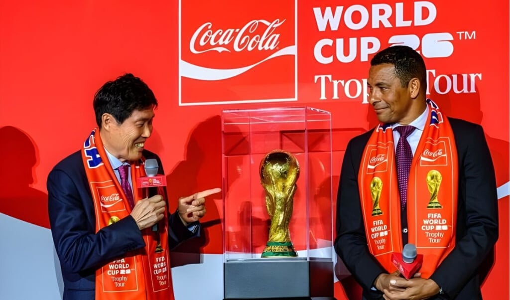 world cup trophy arrives in seoul meets brazils silva and korean legends World Cup trophy arrives in Seoul, meets Brazil's Silva and Korean legends