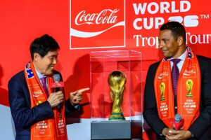 World Cup trophy arrives in Seoul, meets Brazil’s Silva and Korean legends