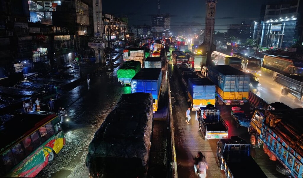 12km Dhaka–Chattogram Highway Gridlock After Fuel Queue Spillover 12km Dhaka–Chattogram Highway Gridlock After Fuel Queue Spillover
