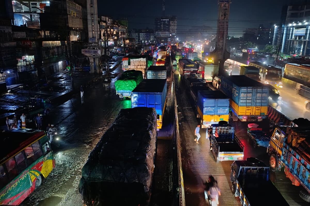 12km Dhaka–Chattogram Highway Gridlock After Fuel Queue Spillover